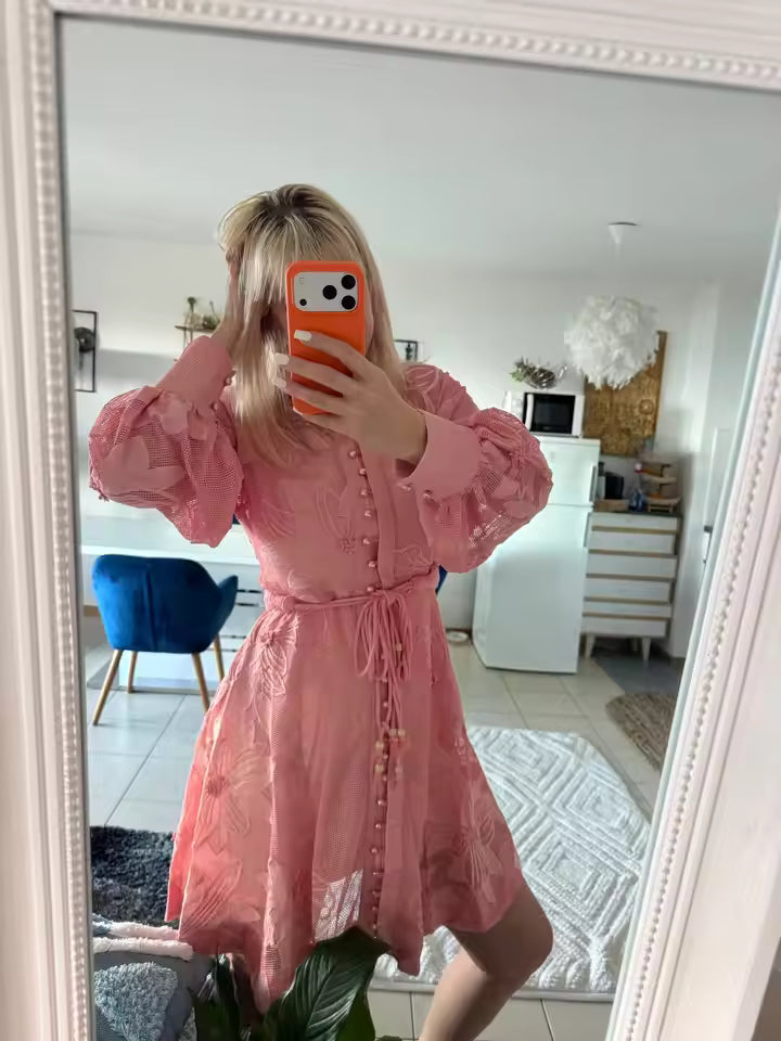 Vestido Hedy de encaje bordado con cinturón