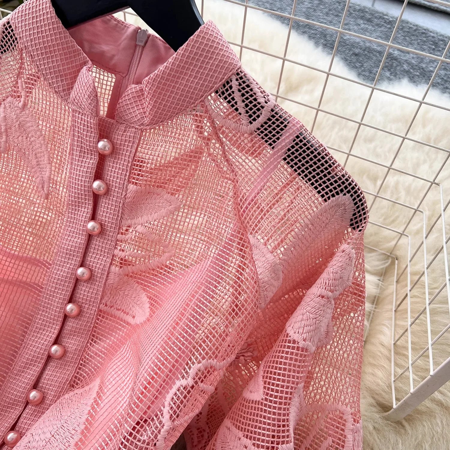 Vestido Hedy de encaje bordado con cinturón