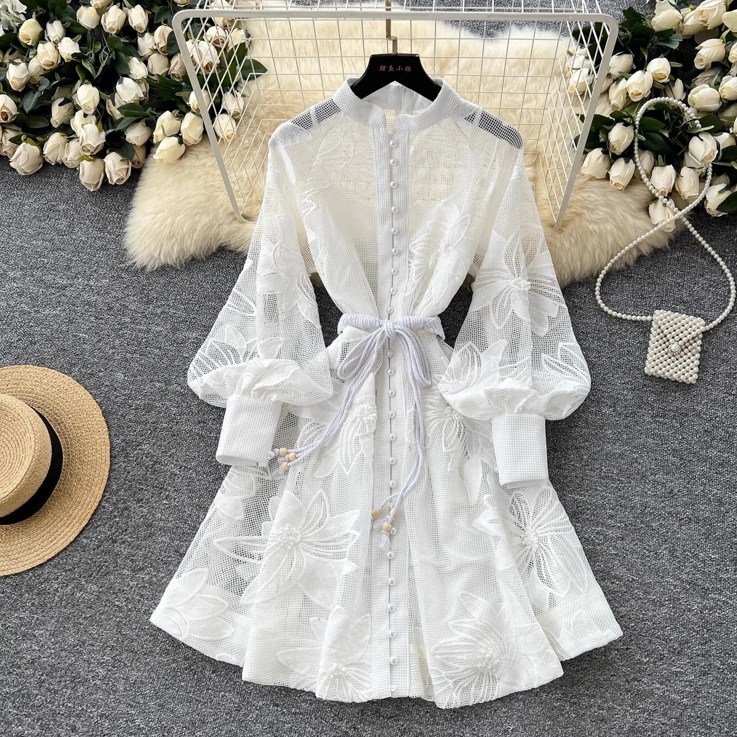 Vestido Hedy de encaje bordado con cinturón
