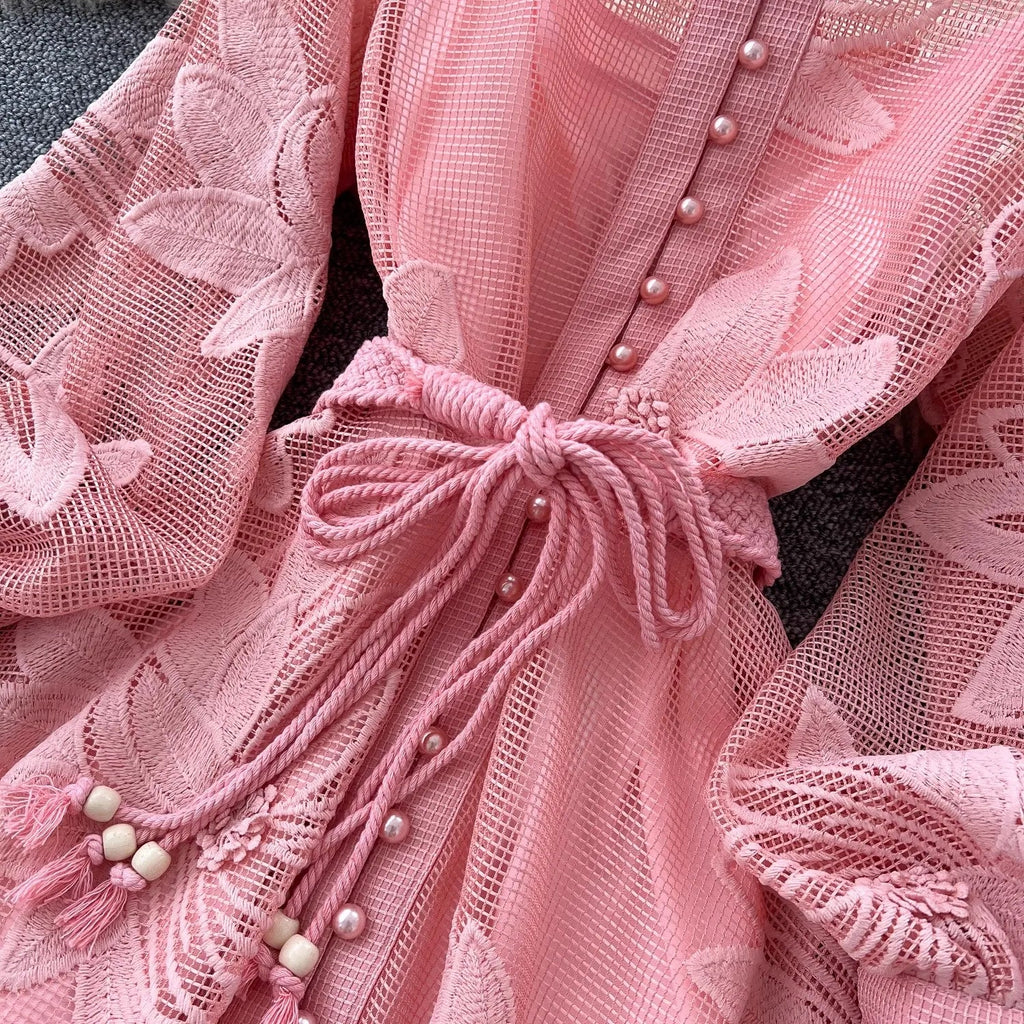 Vestido Hedy de encaje bordado con cinturón
