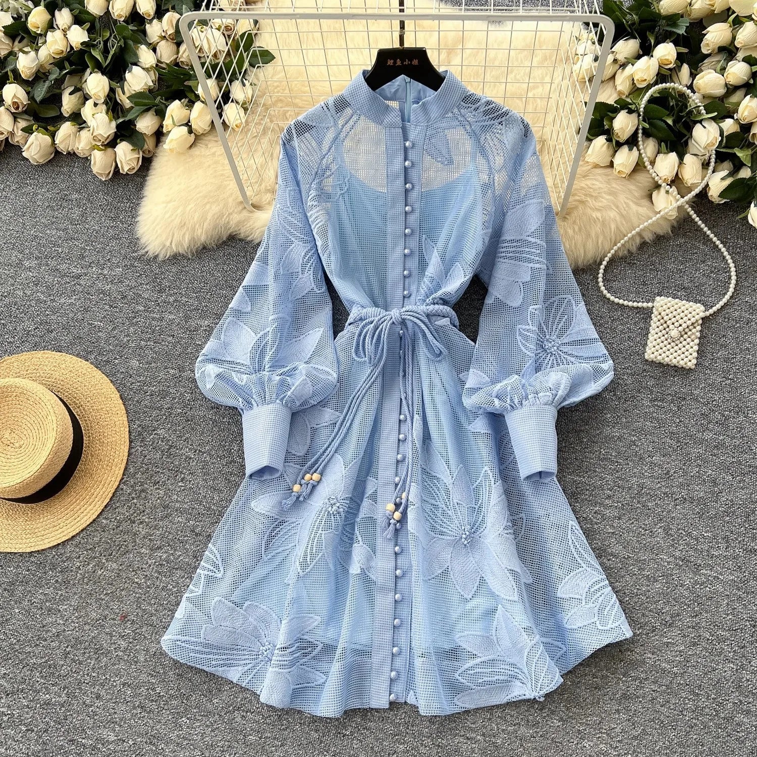 Vestido Hedy de encaje bordado con cinturón