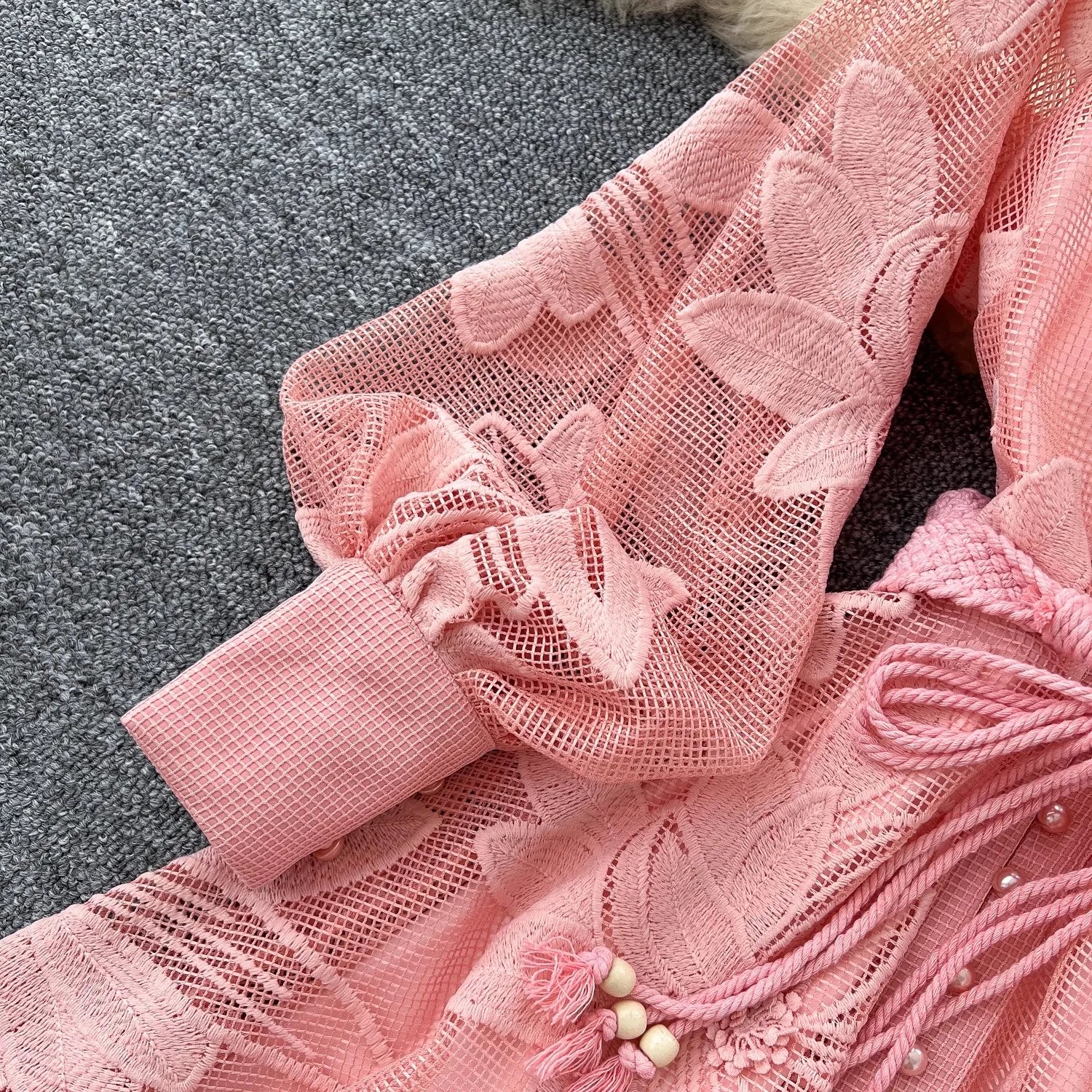 Vestido Hedy de encaje bordado con cinturón
