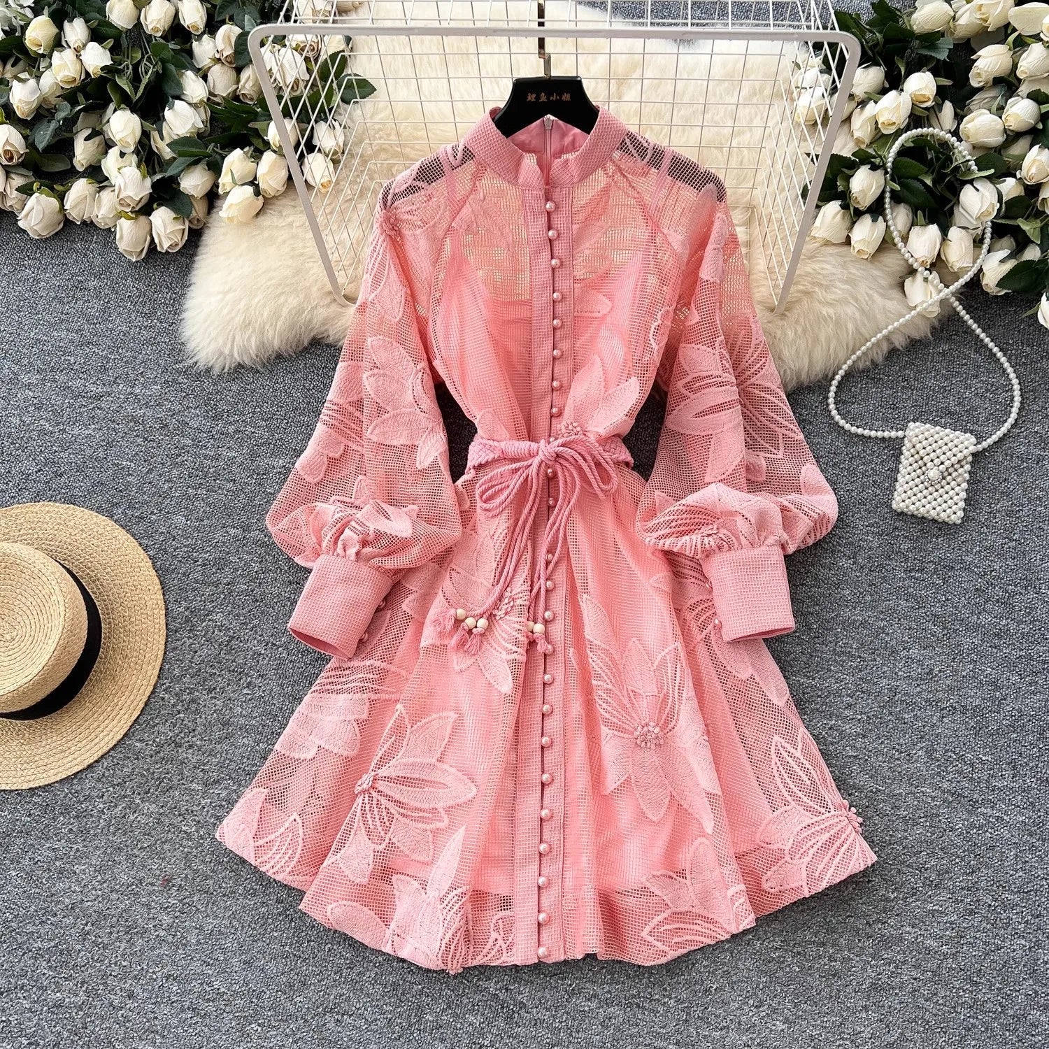 Vestido Hedy de encaje bordado con cinturón
