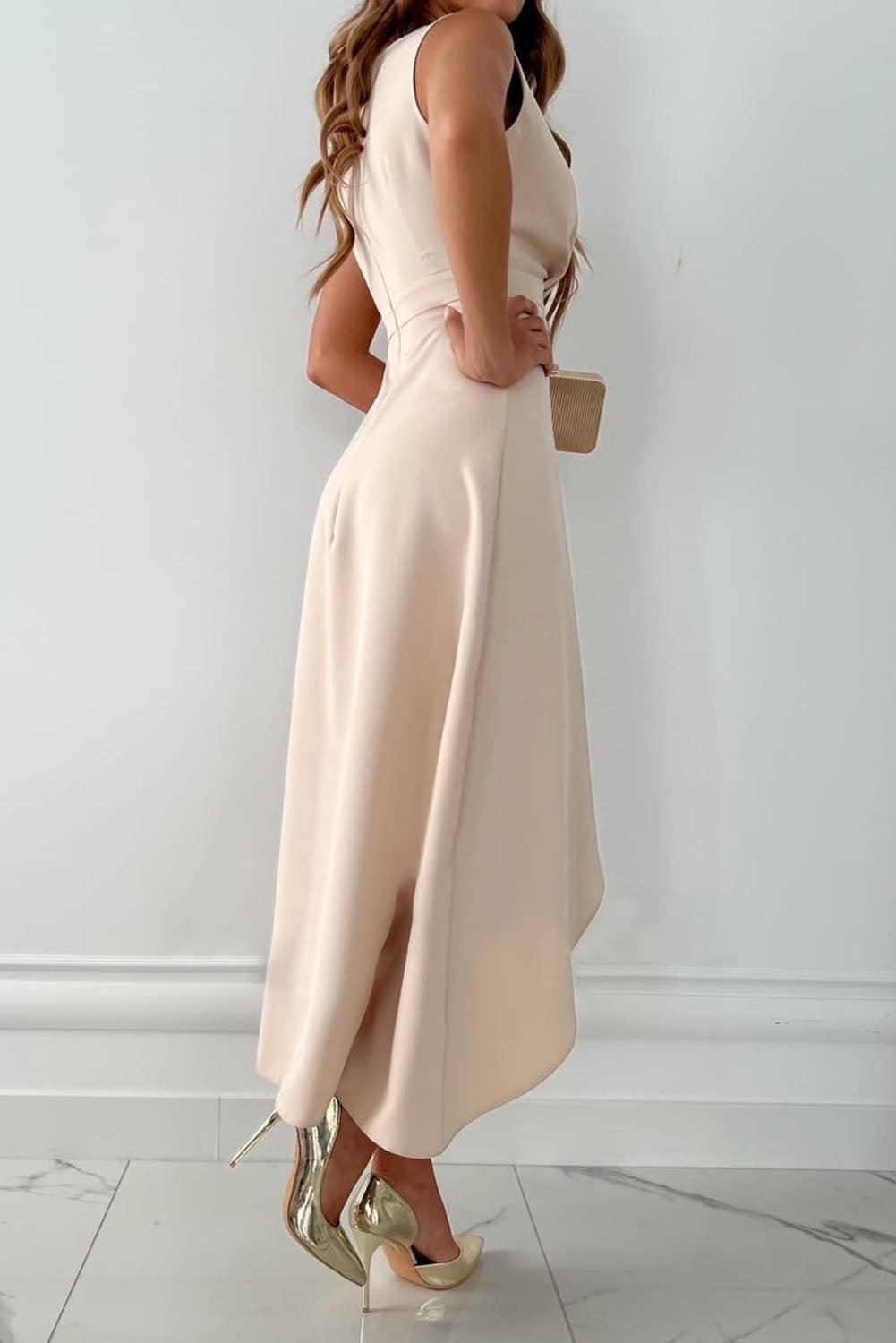Vestido midi celeste con escote en V y bajo asimétrico
